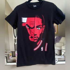 CHICAGO BULLS DERRICK ROSE! 🏀🏀🏀🏀🏀CHILDS SIZE SMALL T-shirt! Excellent cond